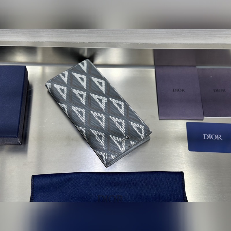 這款豎版雙折錢包設計時尚，功能實用。采用灰色粒面牛皮革精心制作，豎版雙折設計，正