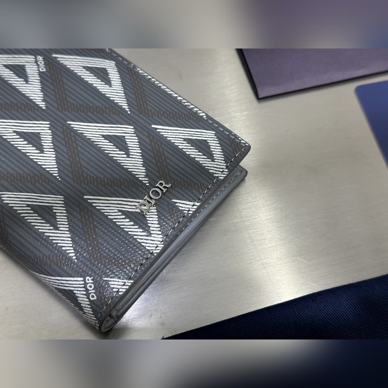 這款豎版雙折錢包設計時尚，功能實用。采用灰色粒面牛皮革精心制作，豎版雙折設計，正