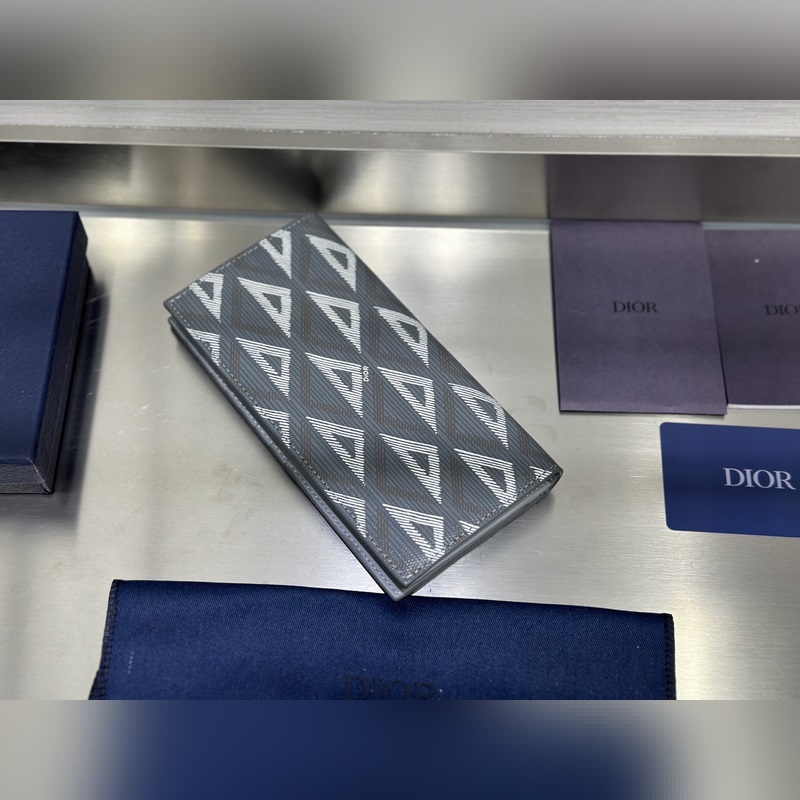 這款豎版雙折錢包設計時尚，功能實用。采用灰色粒面牛皮革精心制作，豎版雙折設計，正