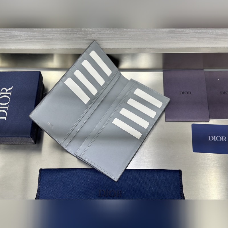 這款豎版雙折錢包設計時尚，功能實用。采用灰色粒面牛皮革精心制作，豎版雙折設計，正