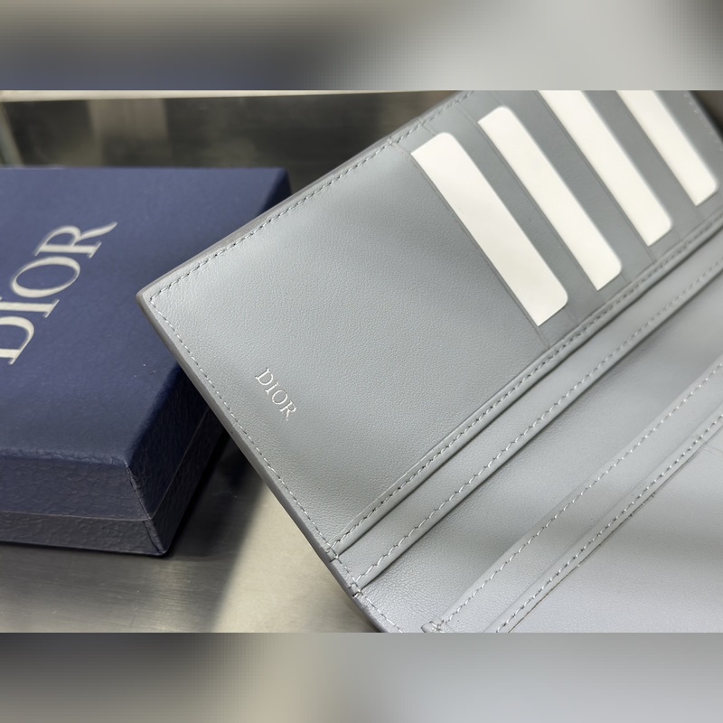 這款豎版雙折錢包設計時尚，功能實用。采用灰色粒面牛皮革精心制作，豎版雙折設計，正