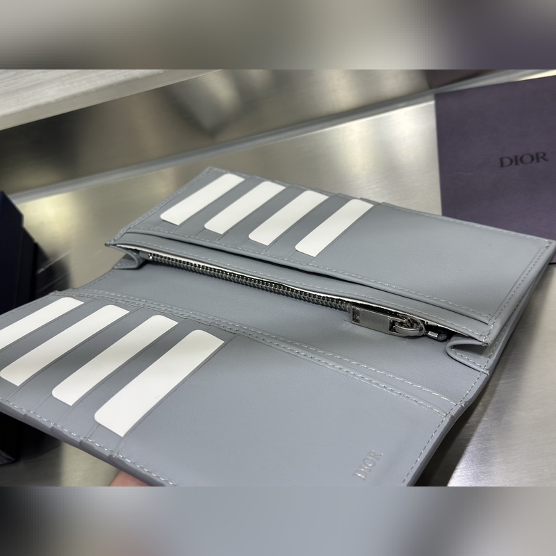 這款豎版雙折錢包設計時尚，功能實用。采用灰色粒面牛皮革精心制作，豎版雙折設計，正