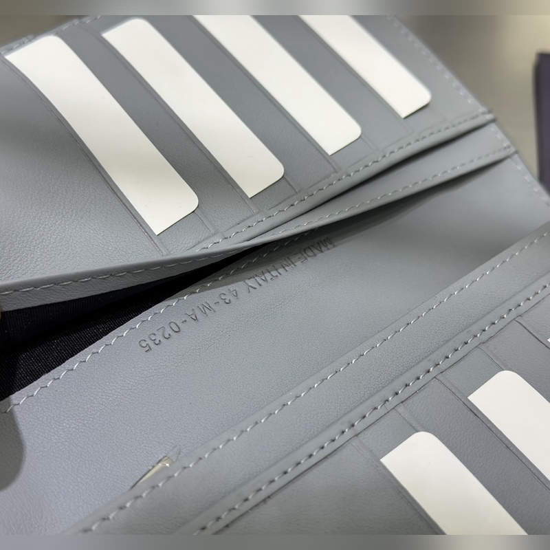 這款豎版雙折錢包設計時尚，功能實用。采用灰色粒面牛皮革精心制作，豎版雙折設計，正