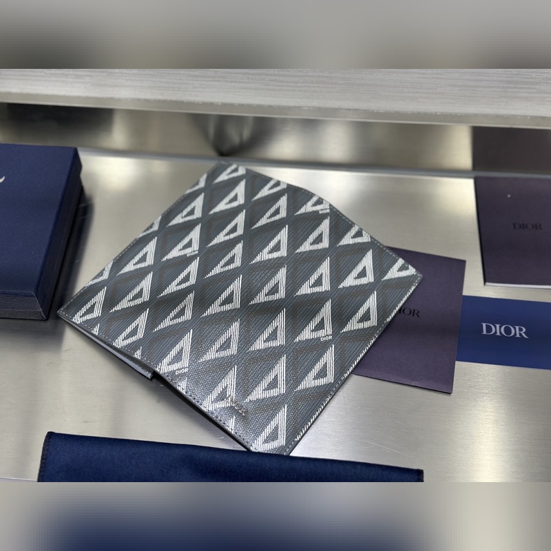 這款豎版雙折錢包設計時尚，功能實用。采用灰色粒面牛皮革精心制作，豎版雙折設計，正