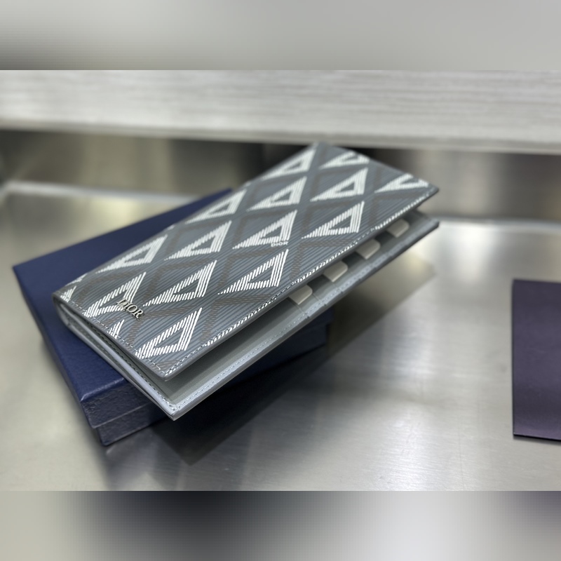 這款豎版雙折錢包設計時尚，功能實用。采用灰色粒面牛皮革精心制作，豎版雙折設計，正