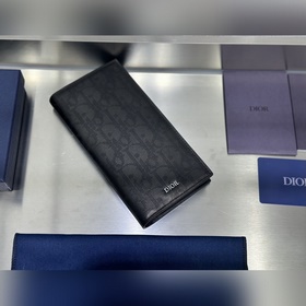 這款豎版雙折錢包設計時尚，功能實用。采用黑色粒面牛皮革精心制作，豎版雙折設計，正