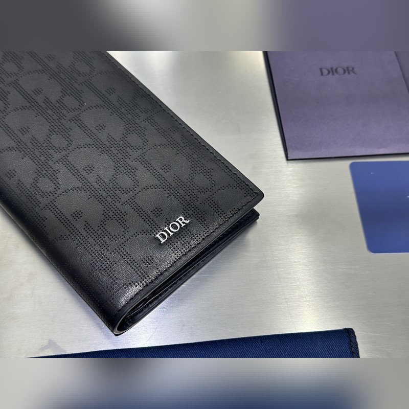 這款豎版雙折錢包設計時尚，功能實用。采用黑色粒面牛皮革精心制作，豎版雙折設計，正