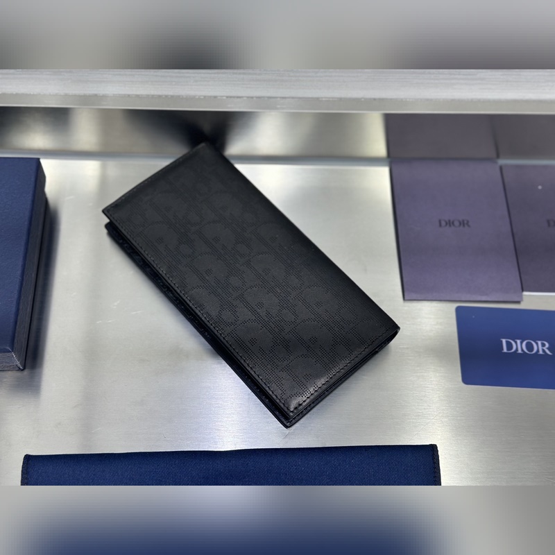 這款豎版雙折錢包設計時尚，功能實用。采用黑色粒面牛皮革精心制作，豎版雙折設計，正