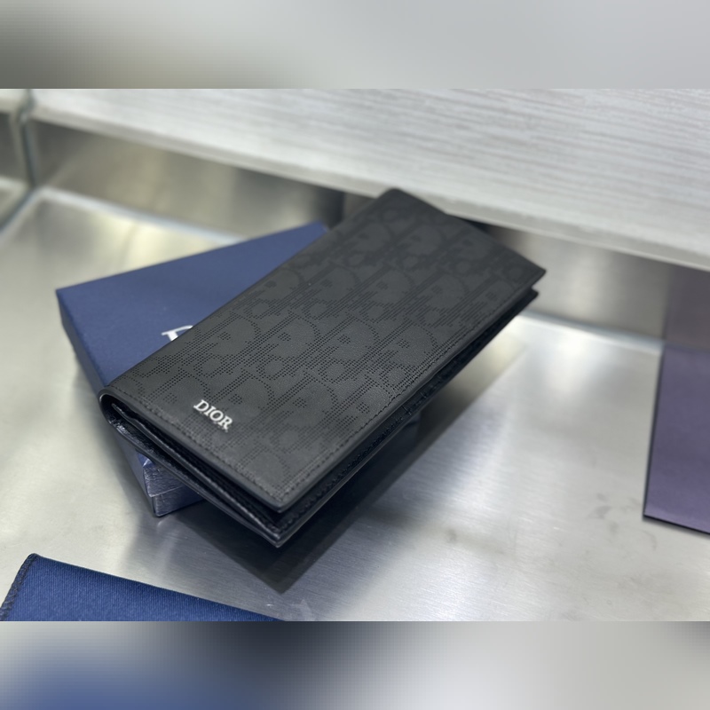 這款豎版雙折錢包設計時尚，功能實用。采用黑色粒面牛皮革精心制作，豎版雙折設計，正