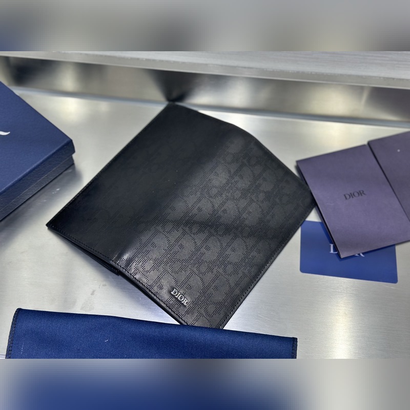 這款豎版雙折錢包設計時尚，功能實用。采用黑色粒面牛皮革精心制作，豎版雙折設計，正