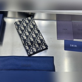 這款豎版雙折錢包設計時尚，功能實用。采用黑色粒面牛皮革精心制作，豎版雙折設計，正