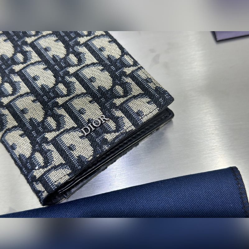 這款豎版雙折錢包設計時尚，功能實用。采用黑色粒面牛皮革精心制作，豎版雙折設計，正