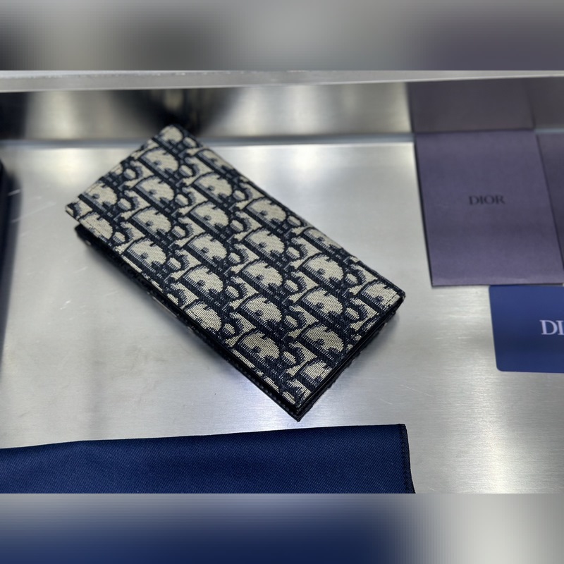 這款豎版雙折錢包設計時尚，功能實用。采用黑色粒面牛皮革精心制作，豎版雙折設計，正