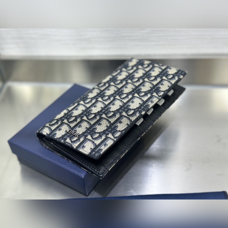 這款豎版雙折錢包設計時尚，功能實用。采用黑色粒面牛皮革精心制作，豎版雙折設計，正