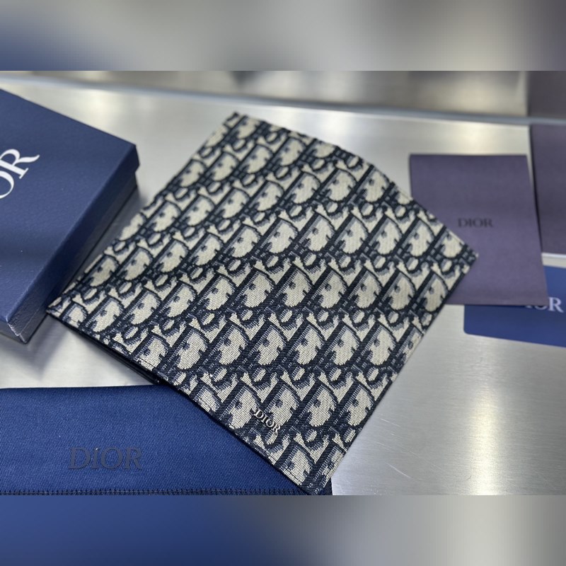 這款豎版雙折錢包設計時尚，功能實用。采用黑色粒面牛皮革精心制作，豎版雙折設計，正