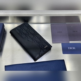 這款豎版雙折錢包設計時尚，功能實用。采用黑色粒面牛皮革精心制作，豎版雙折設計，正