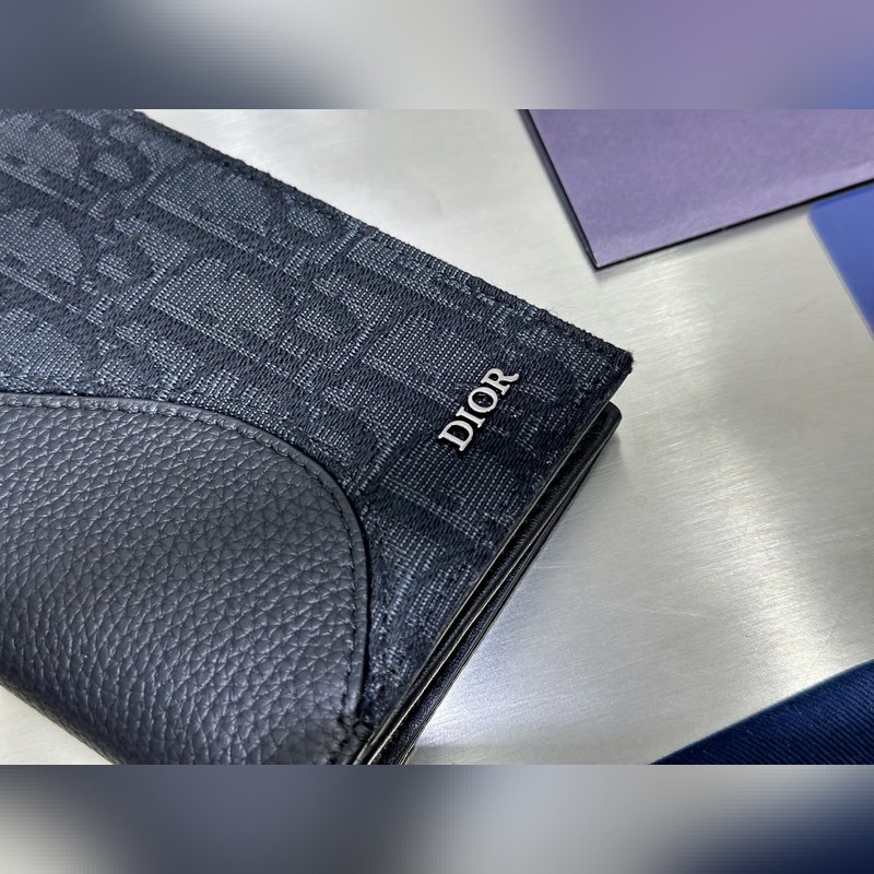 這款豎版雙折錢包設計時尚，功能實用。采用黑色粒面牛皮革精心制作，豎版雙折設計，正