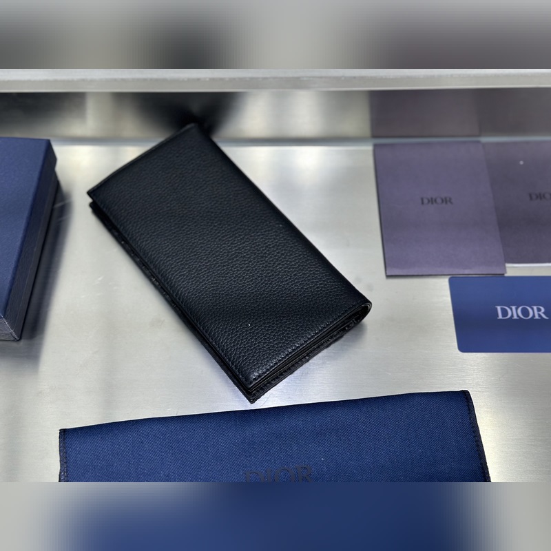 這款豎版雙折錢包設計時尚，功能實用。采用黑色粒面牛皮革精心制作，豎版雙折設計，正