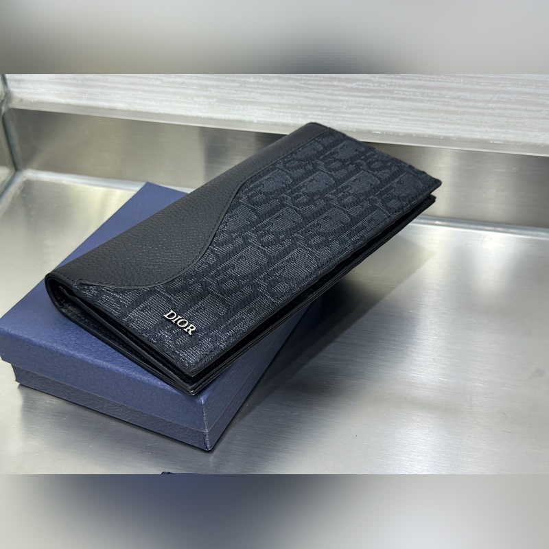 這款豎版雙折錢包設計時尚，功能實用。采用黑色粒面牛皮革精心制作，豎版雙折設計，正