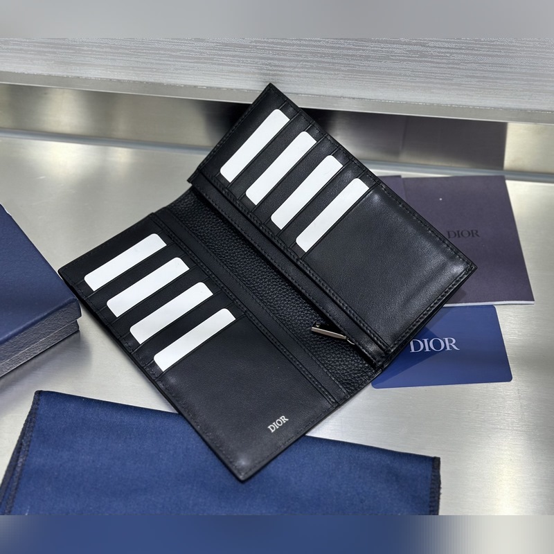 這款豎版雙折錢包設計時尚，功能實用。采用黑色粒面牛皮革精心制作，豎版雙折設計，正