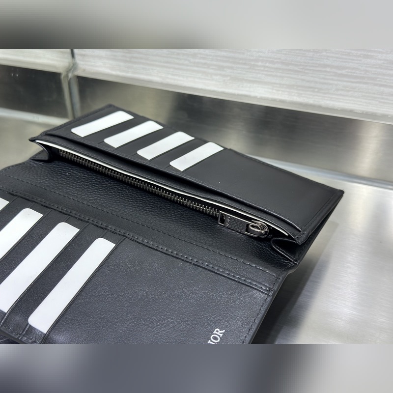 這款豎版雙折錢包設計時尚，功能實用。采用黑色粒面牛皮革精心制作，豎版雙折設計，正