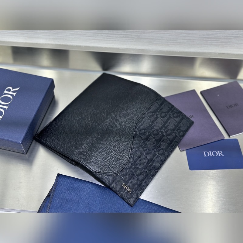 這款豎版雙折錢包設計時尚，功能實用。采用黑色粒面牛皮革精心制作，豎版雙折設計，正