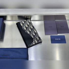 這款豎版雙折錢包設計時尚，功能實用。采用黑色粒面牛皮革精心制作，豎版雙折設計，正