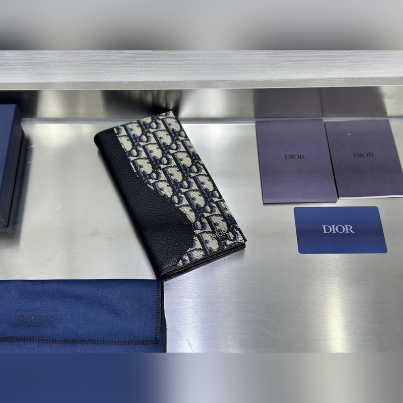 這款豎版雙折錢包設計時尚，功能實用。采用黑色粒面牛皮革精心制作，豎版雙折設計，正