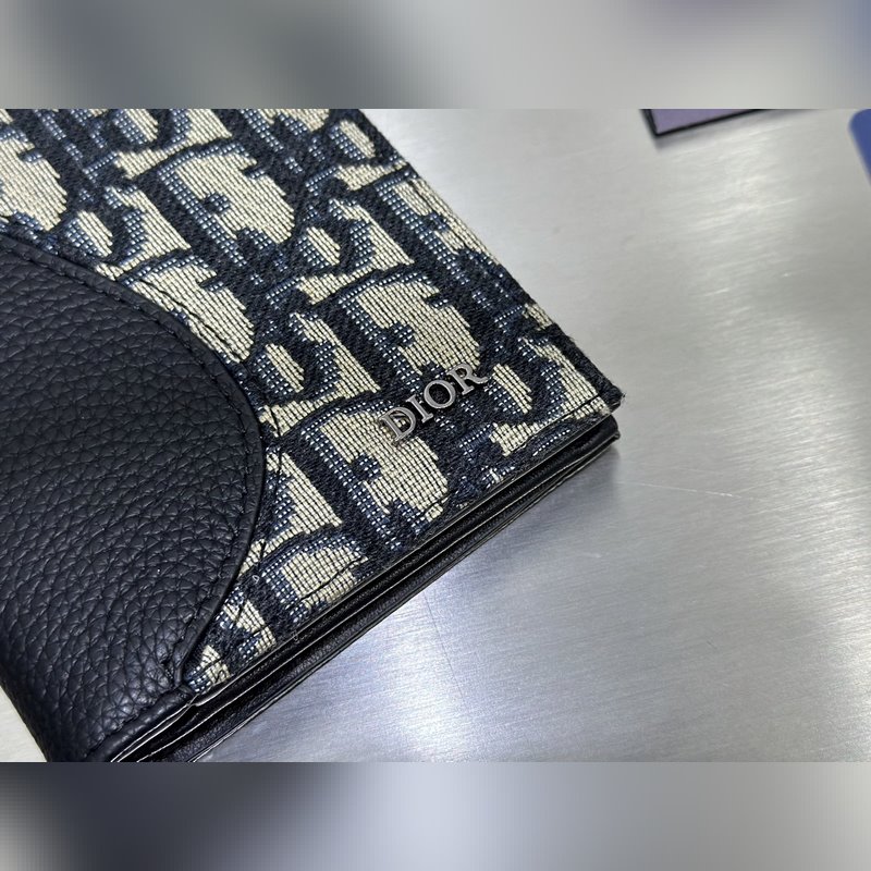 這款豎版雙折錢包設計時尚，功能實用。采用黑色粒面牛皮革精心制作，豎版雙折設計，正