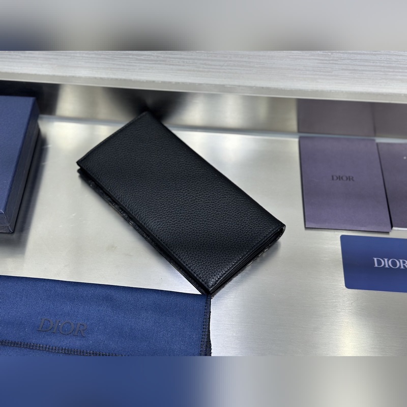 這款豎版雙折錢包設計時尚，功能實用。采用黑色粒面牛皮革精心制作，豎版雙折設計，正