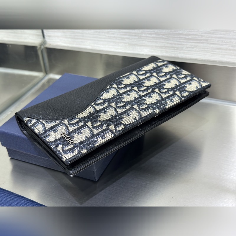 這款豎版雙折錢包設計時尚，功能實用。采用黑色粒面牛皮革精心制作，豎版雙折設計，正