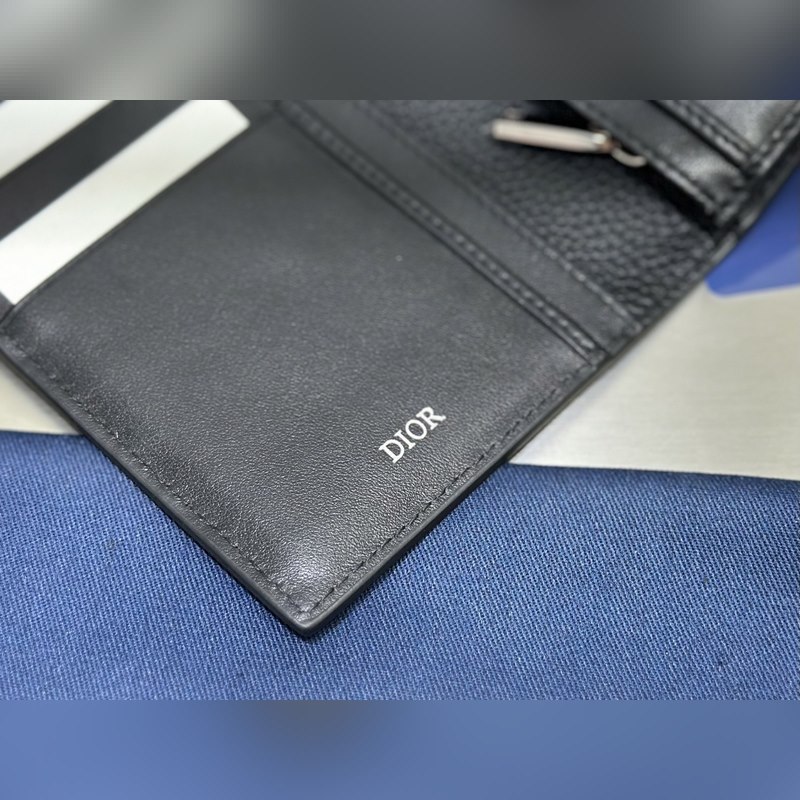 這款豎版雙折錢包設計時尚，功能實用。采用黑色粒面牛皮革精心制作，豎版雙折設計，正