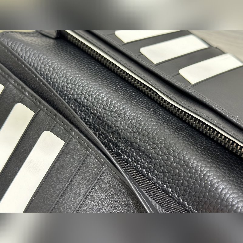 這款豎版雙折錢包設計時尚，功能實用。采用黑色粒面牛皮革精心制作，豎版雙折設計，正