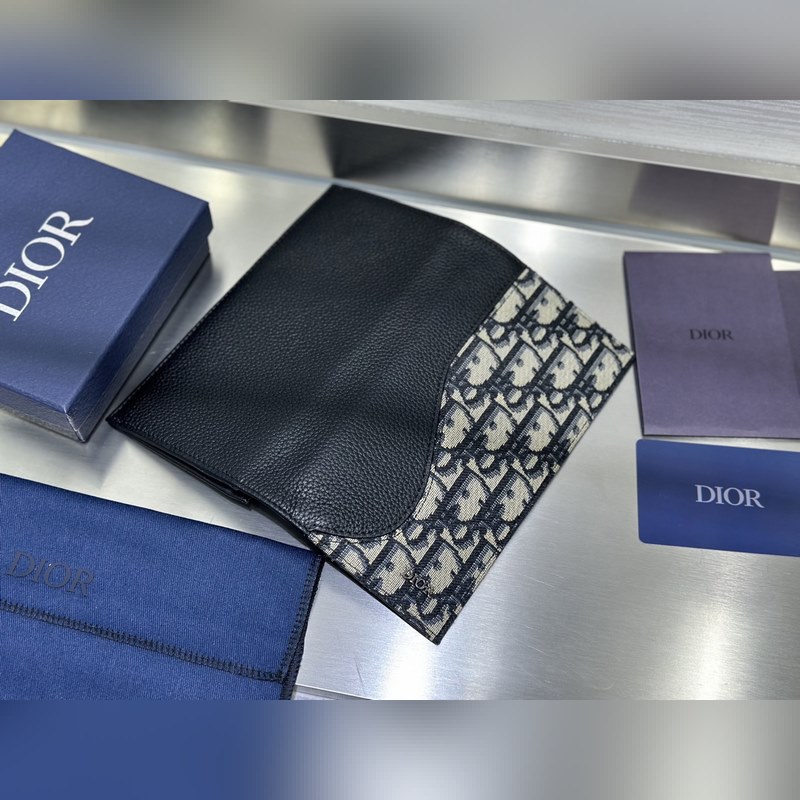 這款豎版雙折錢包設計時尚，功能實用。采用黑色粒面牛皮革精心制作，豎版雙折設計，正