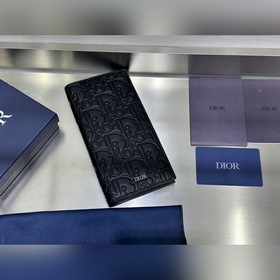 這款豎版雙折錢包設計時尚，功能實用。采用黑色粒面牛皮革精心制作，豎版雙折設計，正