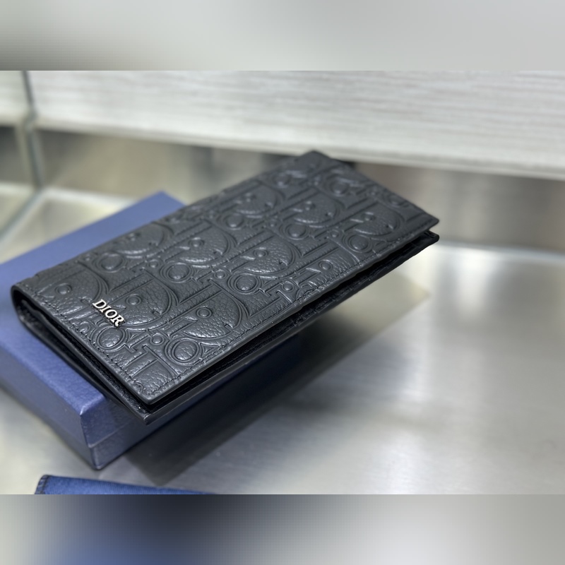 這款豎版雙折錢包設計時尚，功能實用。采用黑色粒面牛皮革精心制作，豎版雙折設計，正