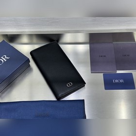 這款豎版雙折錢包設計時尚，功能實用。采用黑色粒面牛皮革精心制作，豎版雙折設計，正