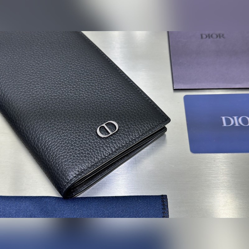 這款豎版雙折錢包設(shè)計時尚，功能實用。采用黑色粒面牛皮革精心制作，豎版雙折設(shè)計，正