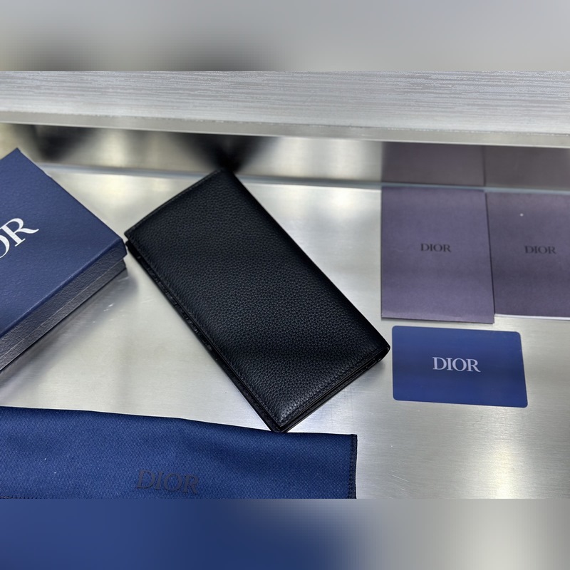 這款豎版雙折錢包設(shè)計時尚，功能實用。采用黑色粒面牛皮革精心制作，豎版雙折設(shè)計，正