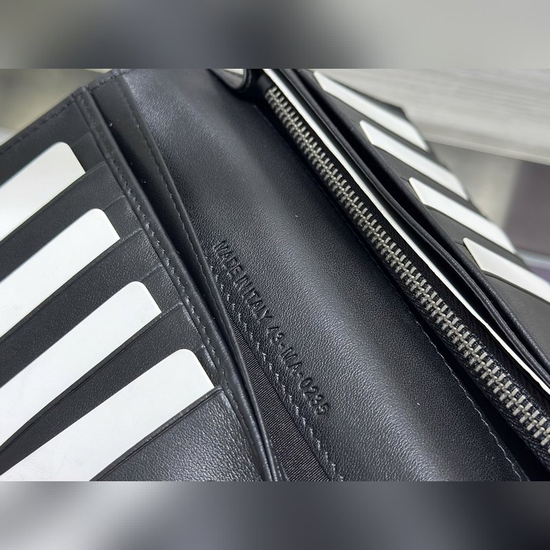 這款豎版雙折錢包設(shè)計時尚，功能實用。采用黑色粒面牛皮革精心制作，豎版雙折設(shè)計，正