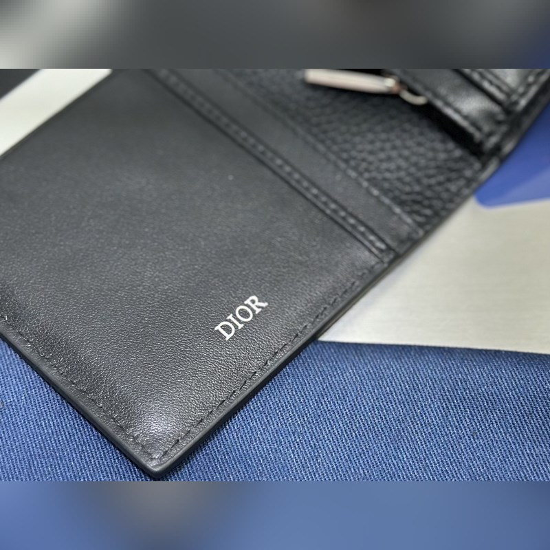 這款豎版雙折錢包設(shè)計時尚，功能實用。采用黑色粒面牛皮革精心制作，豎版雙折設(shè)計，正