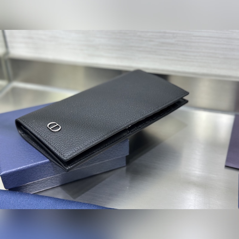 這款豎版雙折錢包設(shè)計時尚，功能實用。采用黑色粒面牛皮革精心制作，豎版雙折設(shè)計，正