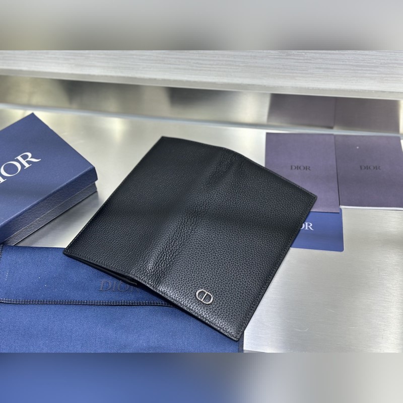 這款豎版雙折錢包設(shè)計時尚，功能實用。采用黑色粒面牛皮革精心制作，豎版雙折設(shè)計，正