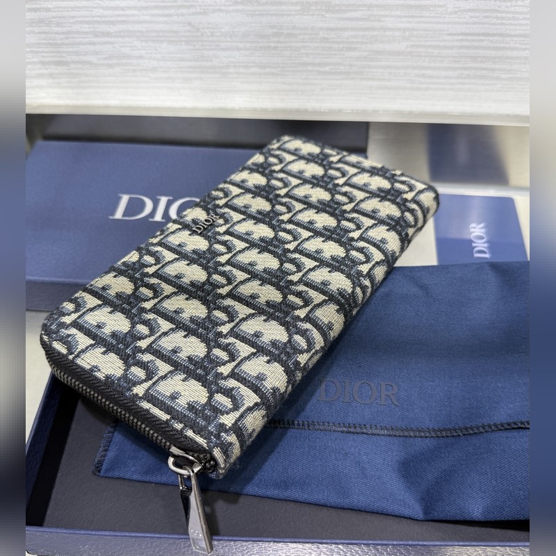 (市場最高版本 歡迎對比) 這款長款拉鍊式錢包低調(diào)而不失優(yōu)雅氣質(zhì)。原單材料精心制