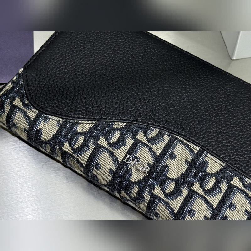 (市場最高版本 歡迎對比)這款長款拉鍊式錢包低調而不失優雅氣質。原單材料精心制作