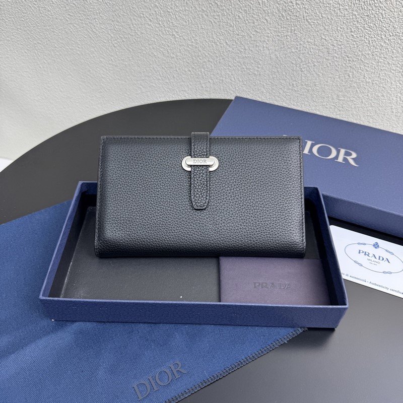 這款豎版雙折錢包來自全新的 Dior Normandie 系列，彰顯 Dior