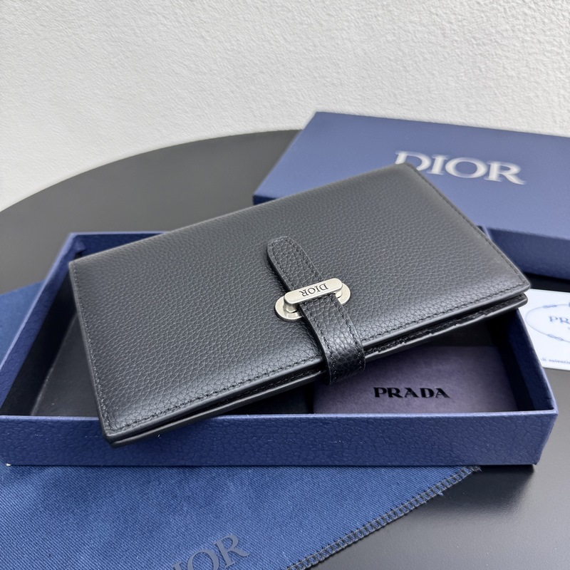 這款豎版雙折錢包來自全新的 Dior Normandie 系列，彰顯 Dior