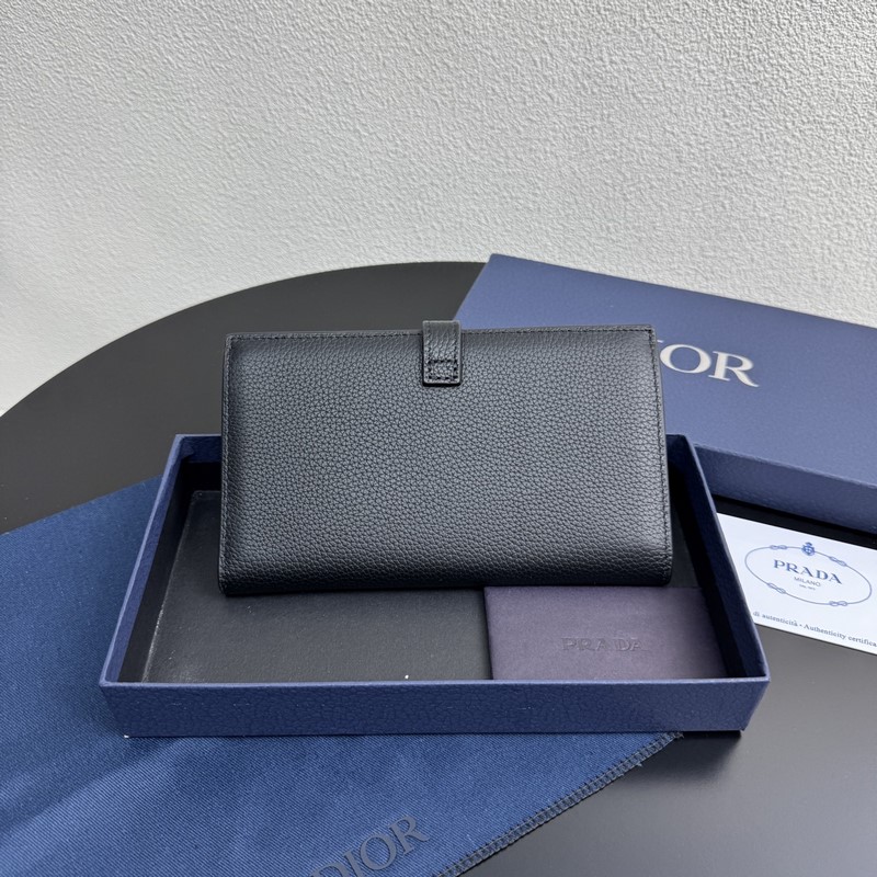 這款豎版雙折錢包來自全新的 Dior Normandie 系列，彰顯 Dior