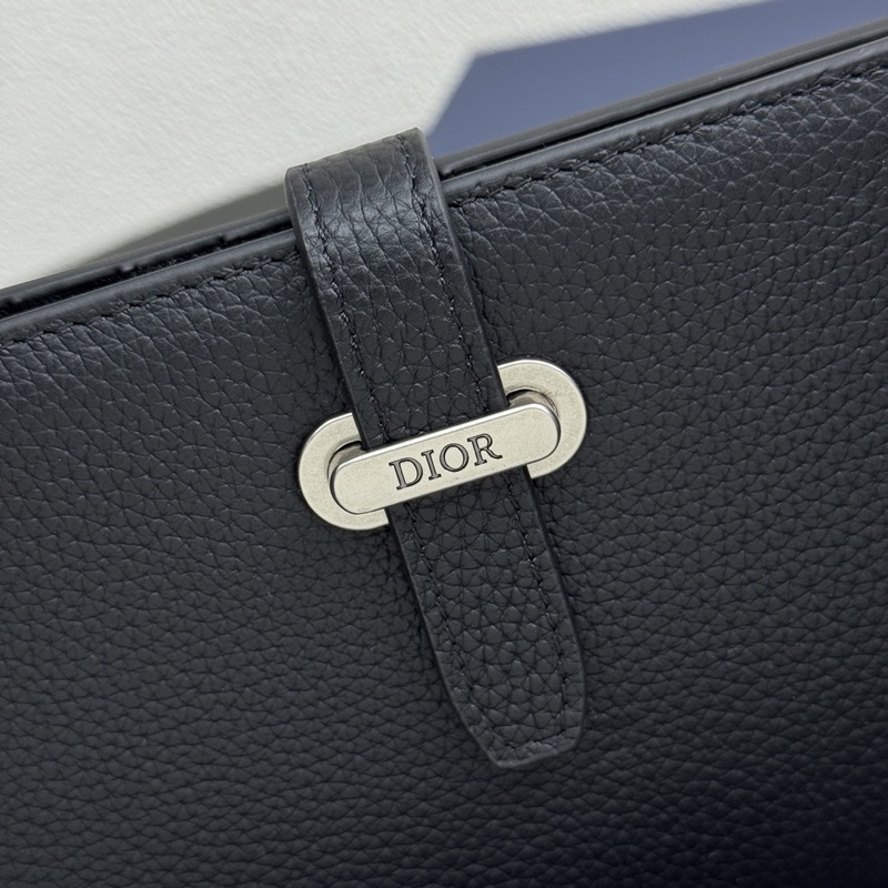 這款豎版雙折錢包來自全新的 Dior Normandie 系列，彰顯 Dior