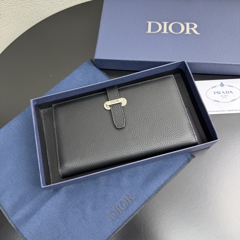 這款豎版雙折錢包來自全新的 Dior Normandie 系列，彰顯 Dior